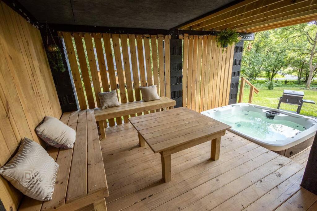 Valhalla Cabins Aframes With Hot Tubs & Sauna 코스비 외부 사진